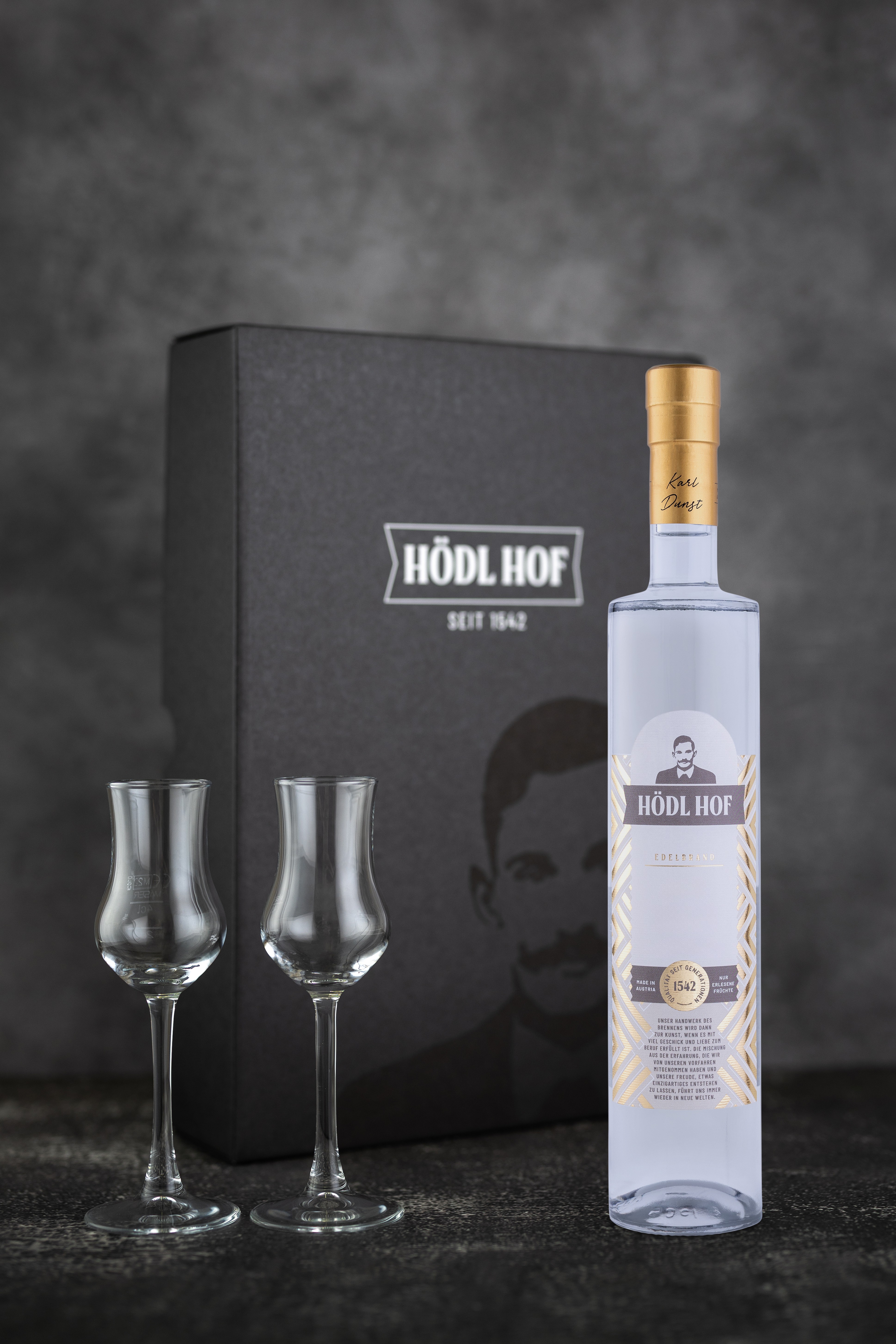 Edelbrand Geschenkset 0,5l mit 2 Edelbrandgläser Edelbrand Geschenkset 0,5l mit 2 Edelbrandgläser